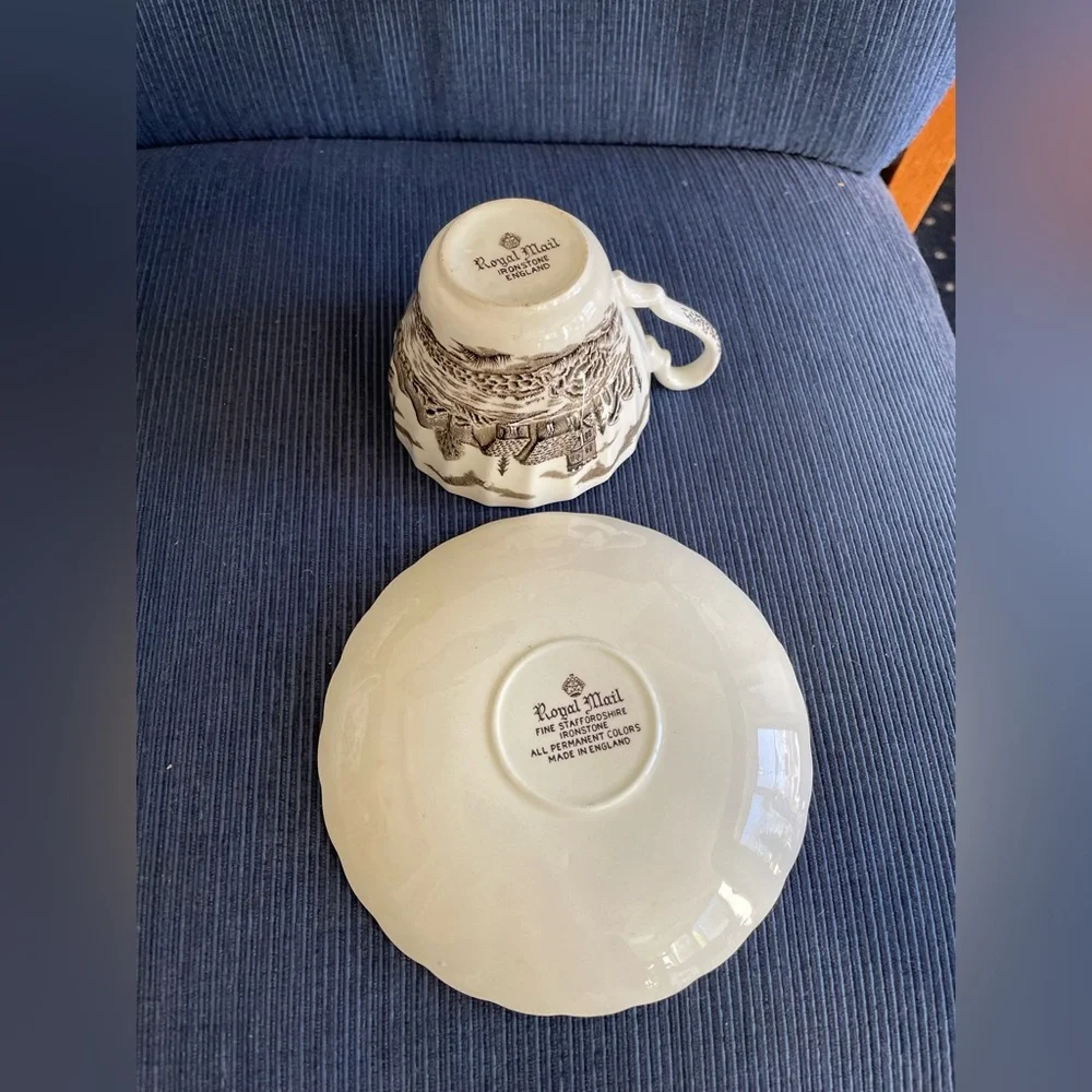 6 Teacups & Saucers - Picture 5 of 5
